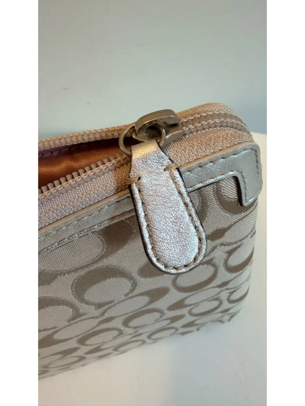 Coach Signature C iPad / Tablet Zippered Padded Carrying Case In Beige / Gold